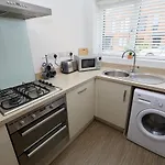 Derby City Base - 2 Bed Near Hospital, Driveway Parking, Garden